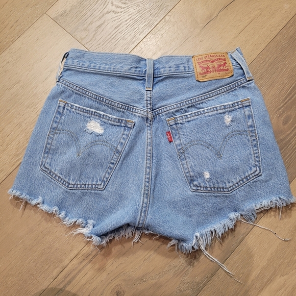 Levi's Jean Shorts Women's sz 26 501 Button Fly Distressed Jean Shorts - Picture 2 of 12